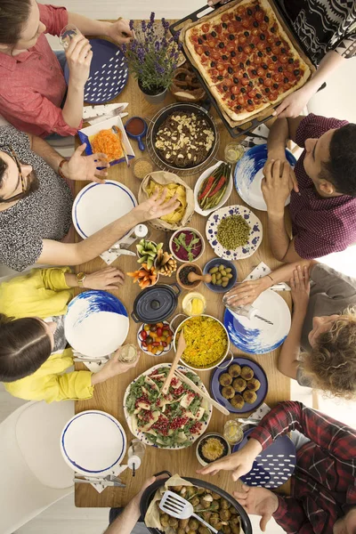 Vegetarisk personer ha fest — Stockfoto