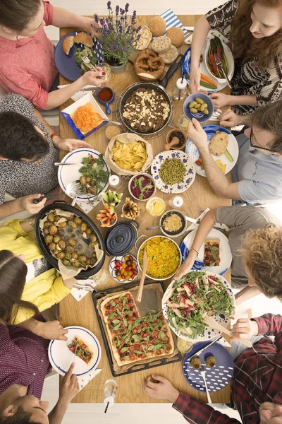 Vegan friends meal — Stock Photo, Image