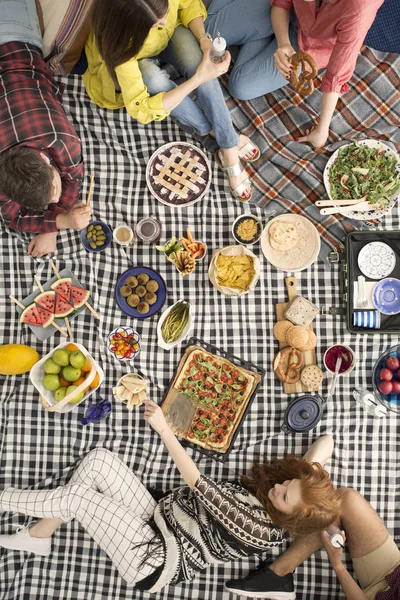 Personas veganas hablando y comiendo — Foto de Stock