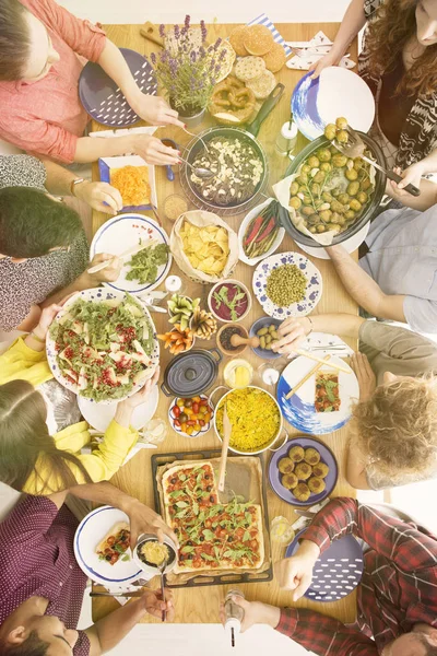 Amigos comiendo comida vegetariana — Foto de Stock