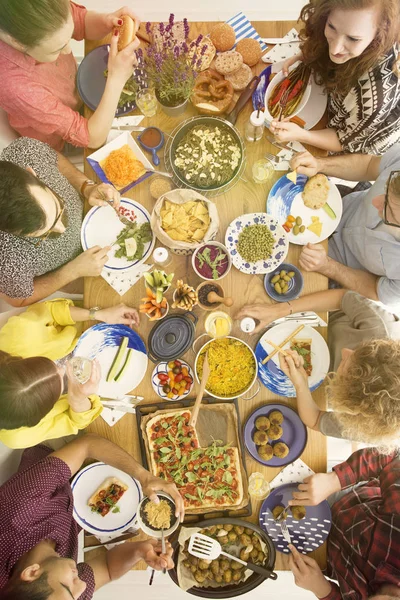 Menschen während Bio-Mahlzeit — Stockfoto