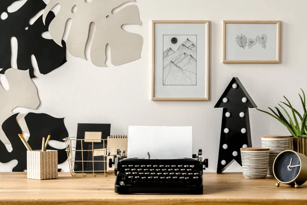 Černý psací stroj na stole — Stock fotografie