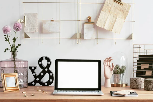 Laptop, ram organisatör och dekorationer — Stockfoto