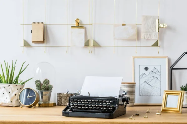 Рабочий стол с пишущей машинкой и декорациями — стоковое фото