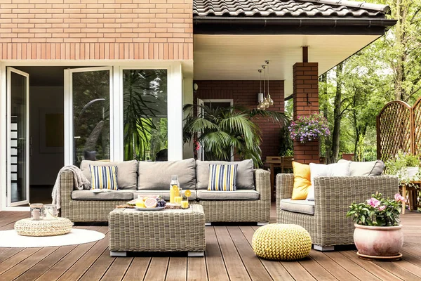 Pouf giallo sul patio in legno — Foto Stock