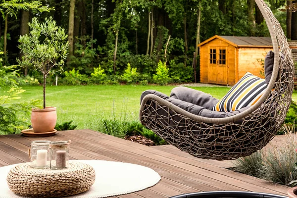 Hangstoel in de tuin — Stockfoto