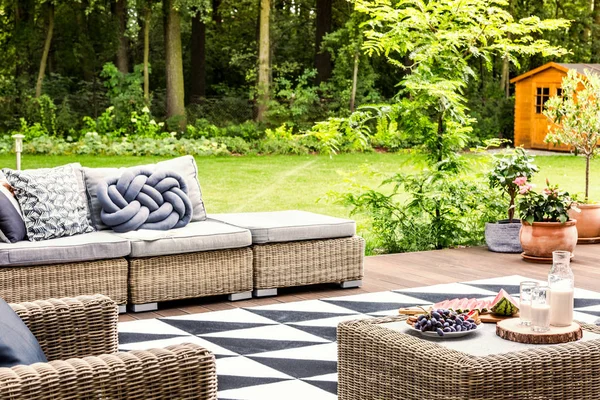 Yeşil çim çevrili veranda