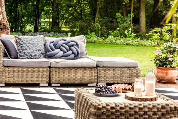 Ротанговий диван в саду — стокове фото