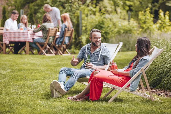 Amigos relajándose en tumbonas — Foto de Stock