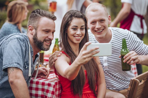 Vänner med selfie — Stockfoto