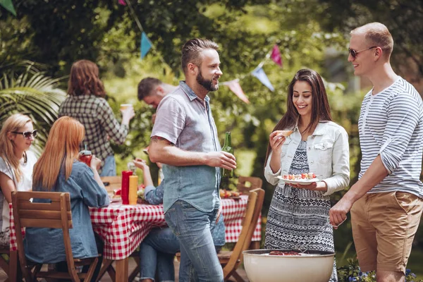 Przyjaciele rozmowy przez grill — Zdjęcie stockowe