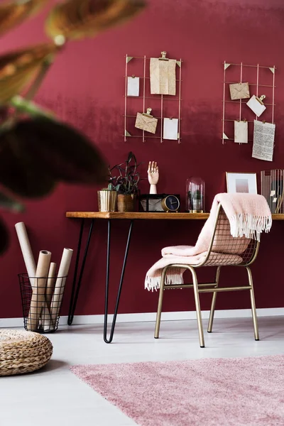 Женский розовый интерьер домашнего офиса — стоковое фото