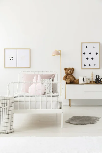 Інтер'єр спальні малюка з плакатами — стокове фото