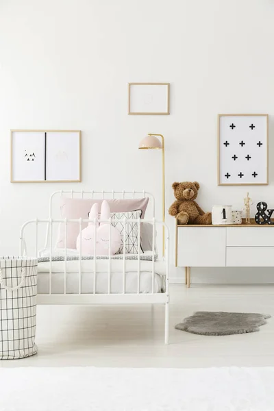 Kinderbett im Zimmer — Stockfoto