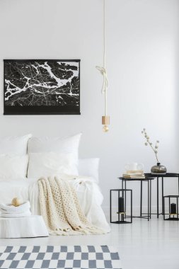 Damalı halı, endüstriyel kutusu çerçeve yan masa süslemeleri ile ve bir siyah şehir harita poster ile şık, beyaz yatak odası iç