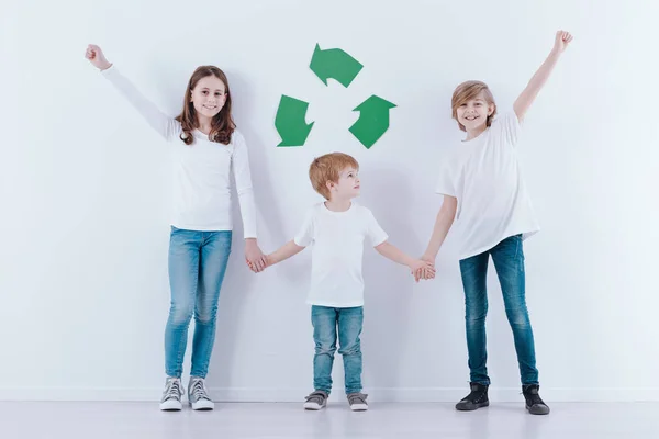 Crianças Mãos Dadas Contra Fundo Branco Com Símbolo Verde Reciclagem — Fotografia de Stock