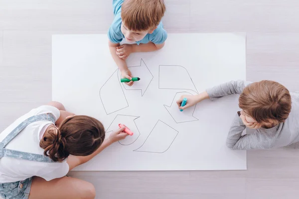 Niños Sentados Suelo Dibujando Cartel Reciclaje — Foto de Stock