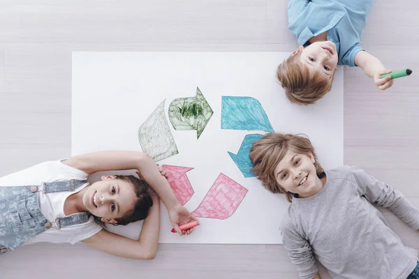 Alto Ângulo Crianças Felizes Desenhando Símbolo Reciclagem Colorida Durante Aulas — Fotografia de Stock