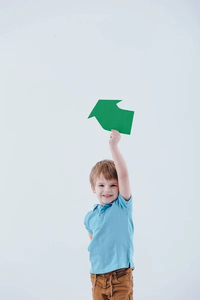 Jonge Vrolijke Jongen Holding Een Groen Recycling Symbool Witte Achtergrond — Stockfoto