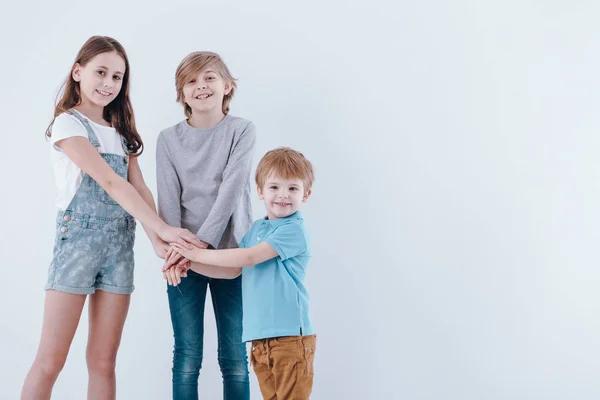 Děti Drželi Ruce Jako Gesto Podpory Izolované Bílém Pozadí — Stock fotografie