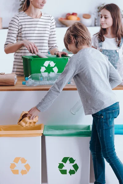 Familie Sortiert Müll Hause Mülltonnen — Stockfoto
