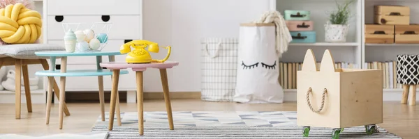 Houten Krat Tassen Kleurrijke Kind Speelkamer Interieur Met Pastel Roze — Stockfoto