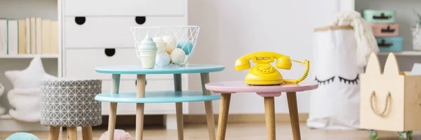 Table Bleue Entre Tabouret Motifs Table Rose Avec Téléphone Jaune — Photo