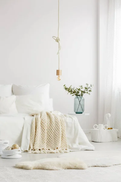 Tapetes Macios Peludos Cobertor Bege Acolhedor Básico Roupa Cama Branca — Fotografia de Stock