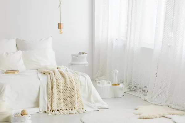 Cozy Knit Blanket White Bed Bright Bedroom Interior Big Window — Stock Photo, Image