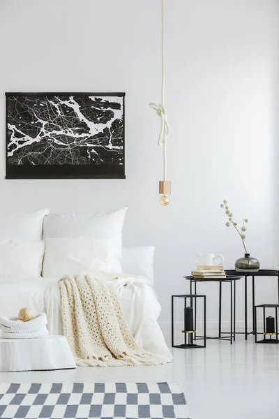 Elegante Quarto Branco Interior Com Tapete Xadrez Caixa Industrial Quadro — Fotografia de Stock