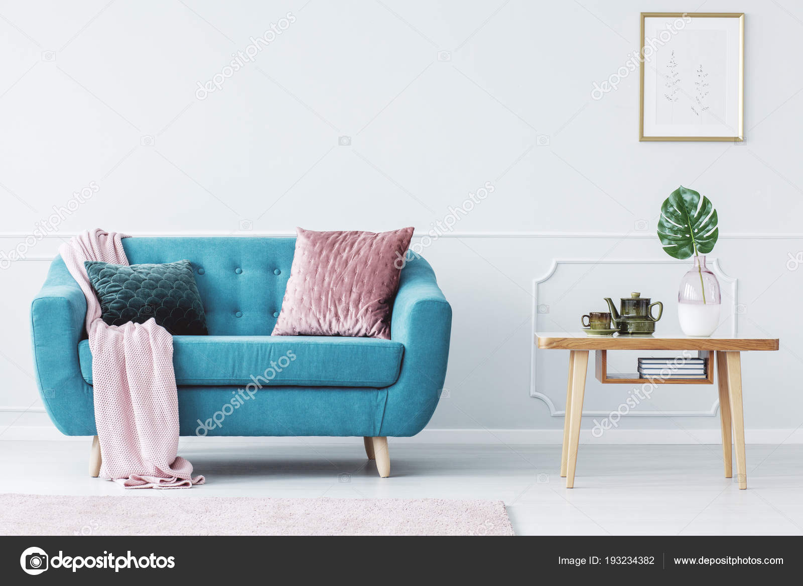 Roze Kussen Turquoise Bank Naast Houten Tafel Pastel Woonkamer ... Roze Kussen Turquoise Bank Naast Houten Tafel Pastel Woonkamer ...
