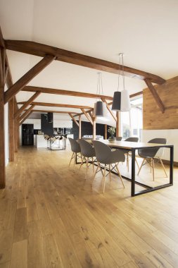 Ahşap yemek masası ve sandalyeler açık alan iç arka içinde mutfak yukarıda lambalar