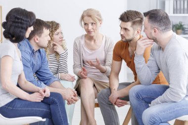 Bir grup kişiye depresyon mücadele iyileşme sürecini açıklayan kadın psikolog