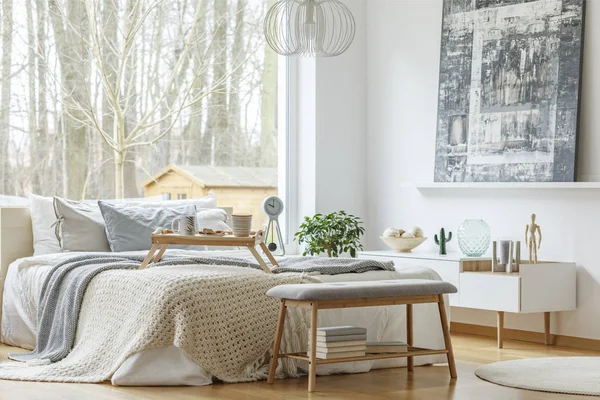 Schilderij Boven Witte Kast Moderne Slaapkamer Interieur Met Grijze Bank — Stockfoto