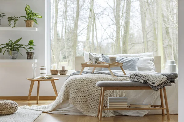 Decke Auf Holzbank Mit Büchern Vor Dem Bett Gemütlichen Schlafzimmerinnenraum — Stockfoto