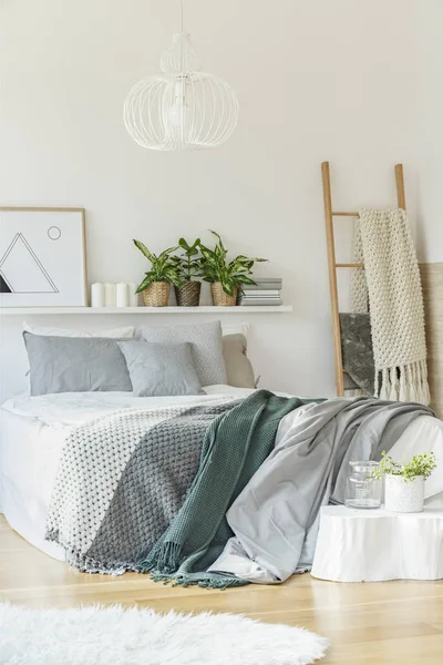 Ein Großes Bett Weißen Schlafzimmerinnenraum Mit Teppich Leiter Und Ornamenten — Stockfoto