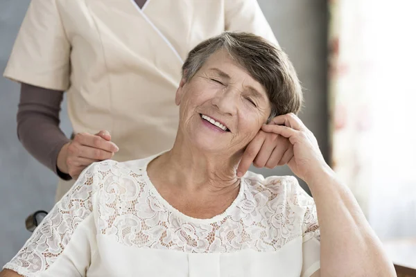 Gepensioneerde Met Hand Van Haar Verpleegkundige Een Senior Thuis Dromen — Stockfoto