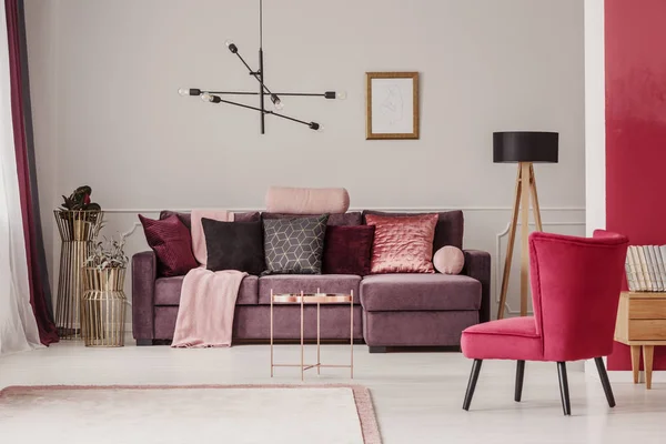 Mesa Cobre Cerca Sofá Esquina Violeta Sillón Rojo Elegante Interior — Foto de Stock