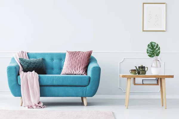 Pink Pillow Turquoise Couch Next Wooden Table Pastel Living Room — Stock Photo, Image