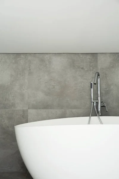 Baignoire Blanche Contre Mur Gris Dans Salle Bain Simple Intérieur — Photo