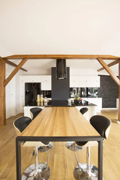 Bar Stools Wooden Table Spacious Kitchen Interior Black Countertop White — Stock Photo, Image