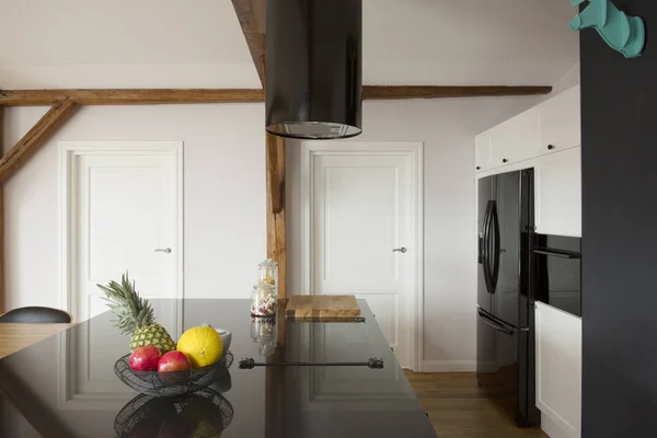 Früchte Auf Schwarzer Hochglanzarbeitsplatte Auf Kücheninsel Hausinneren Mit Weißen Türen — Stockfoto