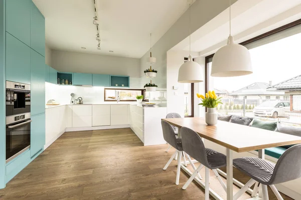 Intérieur Cuisine Blanc Bleu Avec Grande Table Manger Chaises Fenêtre — Photo