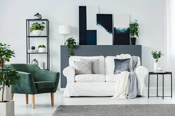 Simple Appartement Scandinave Intérieur Avec Canapé Blanc Fauteuil Vert Peintures — Photo