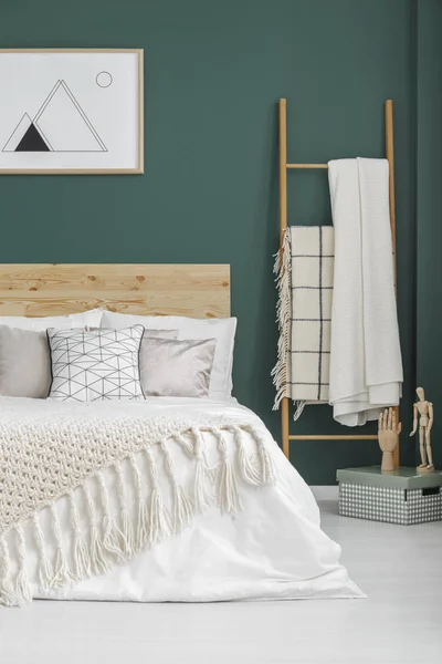 Beige Dekens Bed Ladder Boho Slaapkamer Interieur Met Poster Groene — Stockfoto