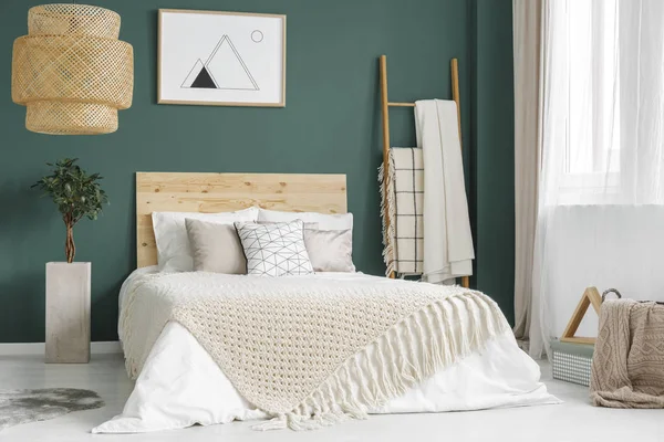 Planta Lámpara Ratán Verde Acogedor Dormitorio Interior Con Cama Madera — Foto de Stock