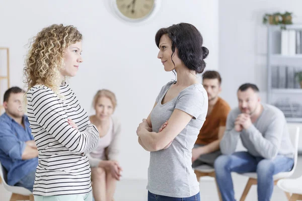 Zwei Glückliche Frauen Die Während Eines Gruppenpsychotherapietreffens Wiedergutmachung Leisten — Stockfoto