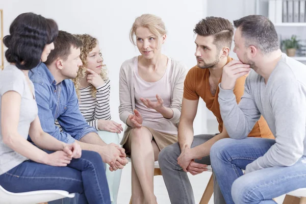 Vrouwelijke Psycholoog Uitleggen Van Het Proces Van Genezing Naar Een — Stockfoto