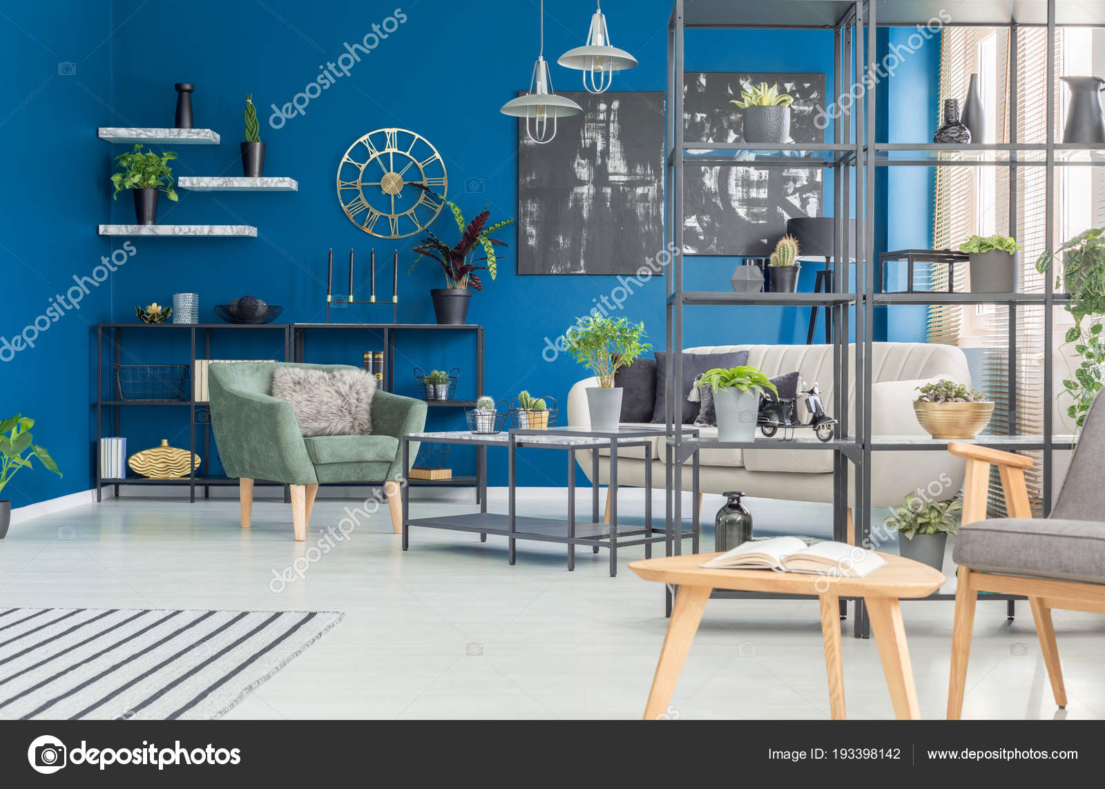 Groene Fauteuil Tegen Marine Blauwe Muur Woonkamer Interieur Met ... Groene Fauteuil Tegen Marine Blauwe Muur Woonkamer Interieur Met ...