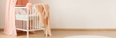 Pastel battaniyeyle kopya alanı duvardaki beyaz yatakta en az bebeğin yatak odası iç